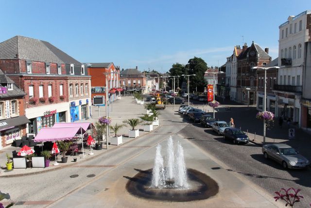 Création de 11 places de stationnement supplémentaires sur la place Charles de Gaulle.