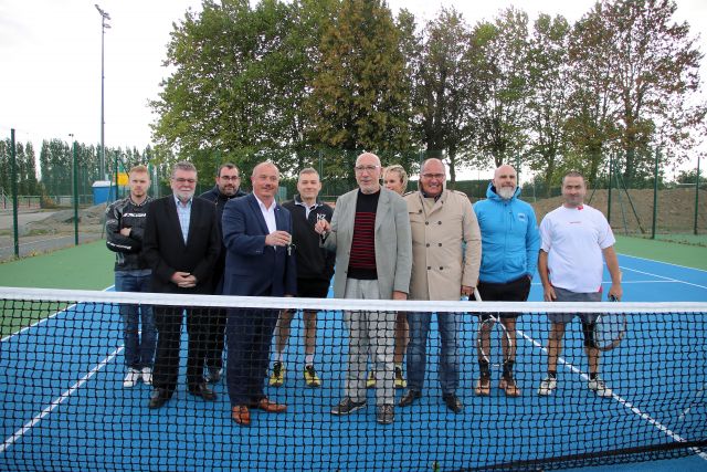 Création de deux terrains de tennis supplémentaires.