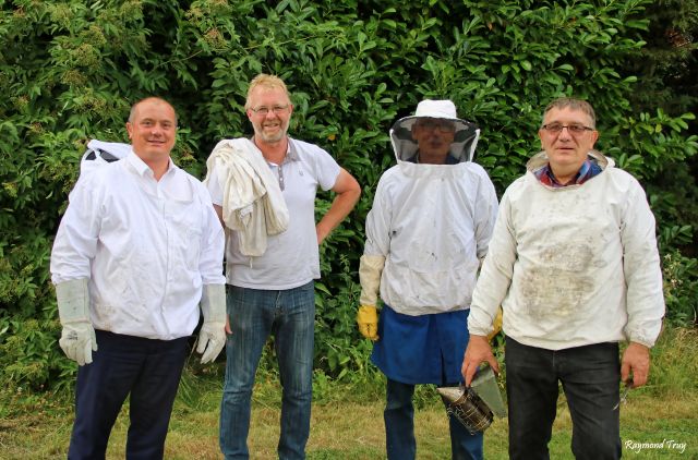 Des abeilles supplémentaires au Rucher du Val du Riot...