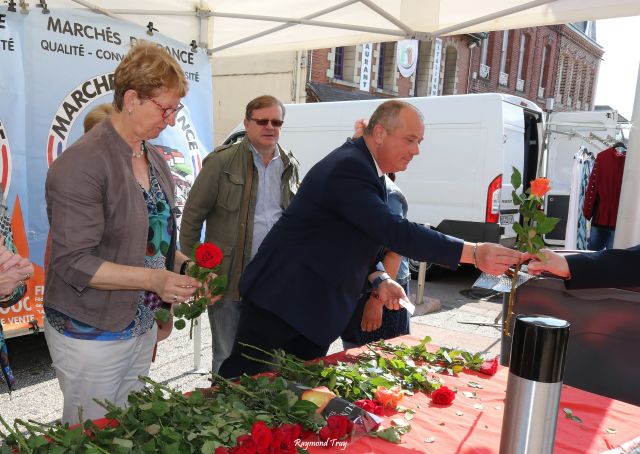 Distribution de roses sur le marché de Caudry