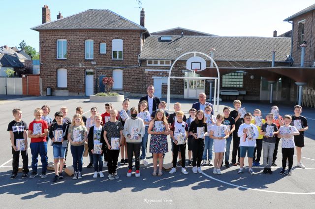 Distribution des traditionnels Dictionnaires dans les écoles de Caudry