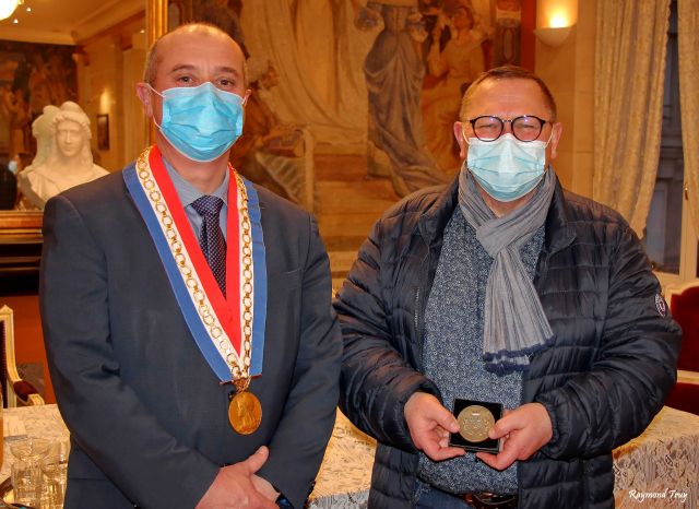Jacques Lernon reçoit la médaille de la ville de Caudry ...