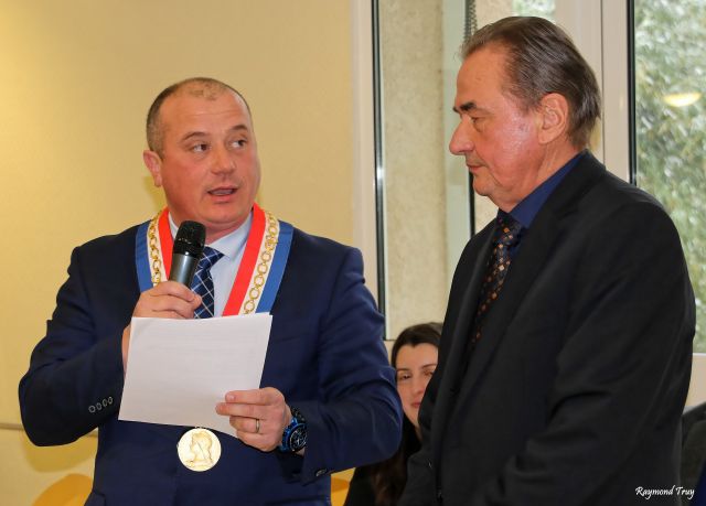 La médaille de la ville remise à Eugène PORET...