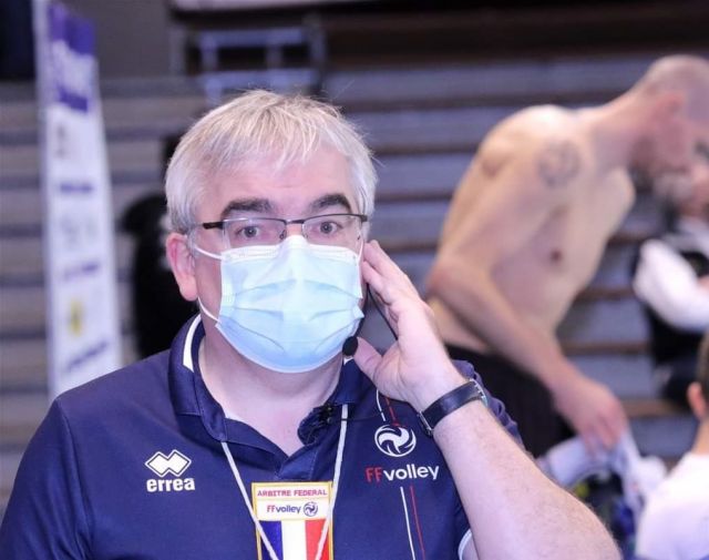 Le Caudrésien Patrick RAGUET reçoit la médaille d’or de la Fédération Française de Volley-Ball ...