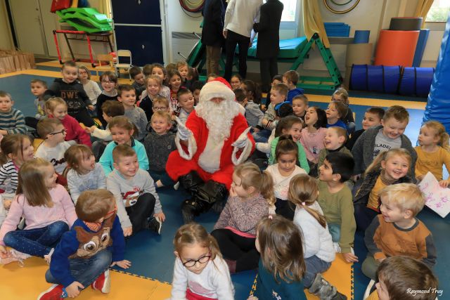 Le Père Noël dans les écoles maternelles de Caudry !