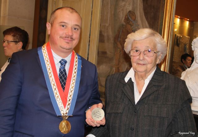 Médaille de la Ville à Suzanne FOVEZ...