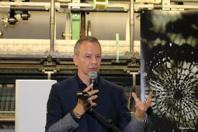 Philippe Deverdieu reçoit la médaille de la Ville...