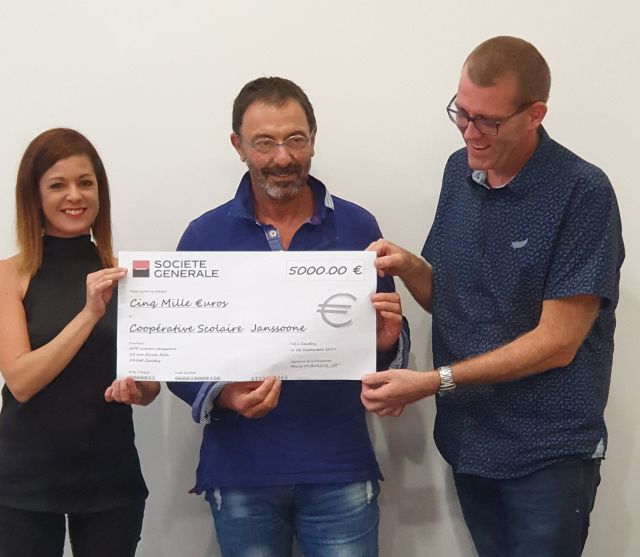 Remise d'un chèque par l'association des parents d'élèves de Janssonne ...