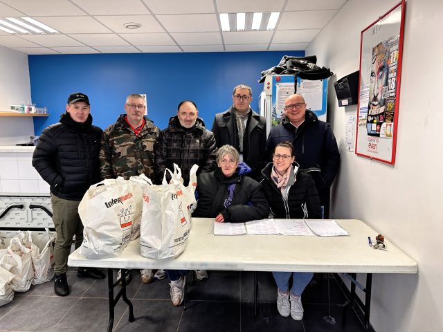 Remise d'un colis de Noël aux seniors du boulevard Jean Jaurès ...