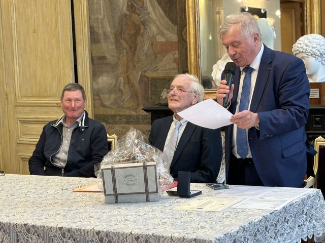 Remise de la médaille de la jeunesse, des sports et de l'engagement associatif à M. Thierry Lamouret