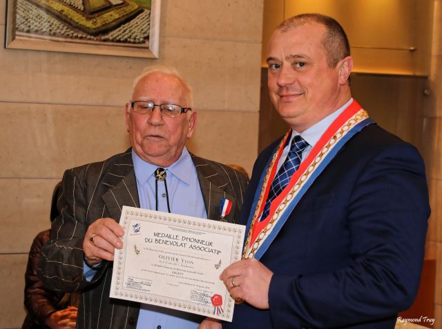 Remise de la médaille du bénévolat (FFBA) à M. Yvon Olivier