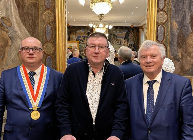 Remise de médaille de la ville à Patrice Ledieu ...