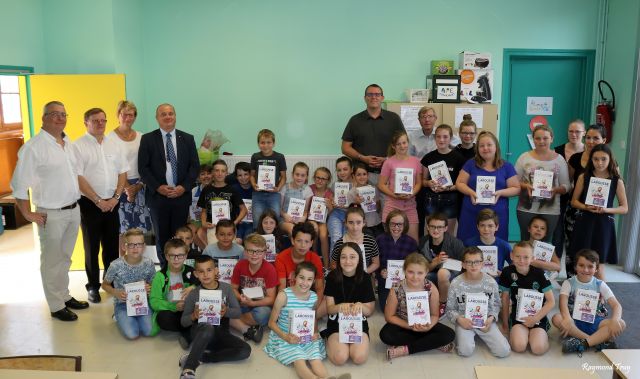 Remise des dictionnaires aux élèves entrant au Collège...