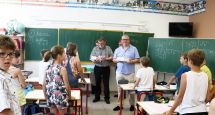 Distribution des traditionnels dictionnaires dans les écoles de Caudry