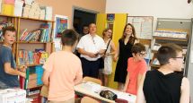 Distribution des traditionnels dictionnaires dans les écoles de Caudry
